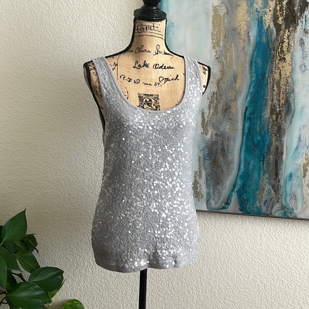 Old Navy Top 
Sequins. Excellent Condition
Size Lg. 
#316A